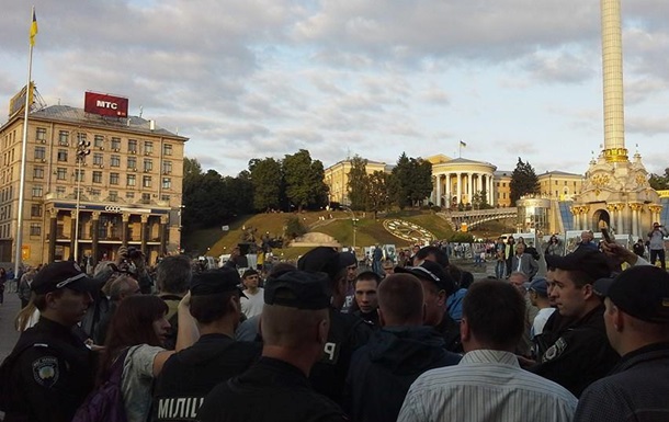 Милиция на Майдане разгоняет антипарадный митинг